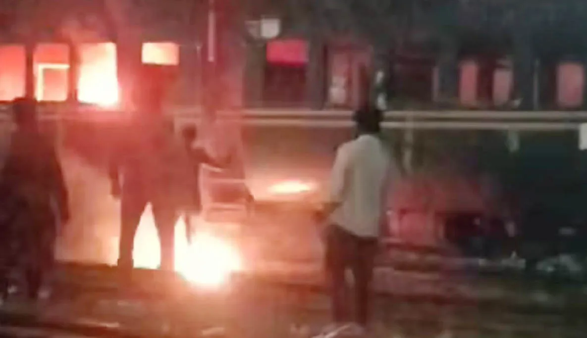 তেজগাঁওয়ে ট্রেনের বগিতে আগুন